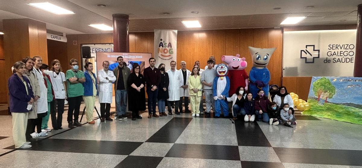 Participantes en el acto de Asanog y el Área Sanitaria de Santiago y Barbanza en el Hospital Clínico.