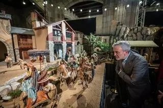 Barcelona estrena un belén tradicional más grande que nunca en la plaza Sant Jaume