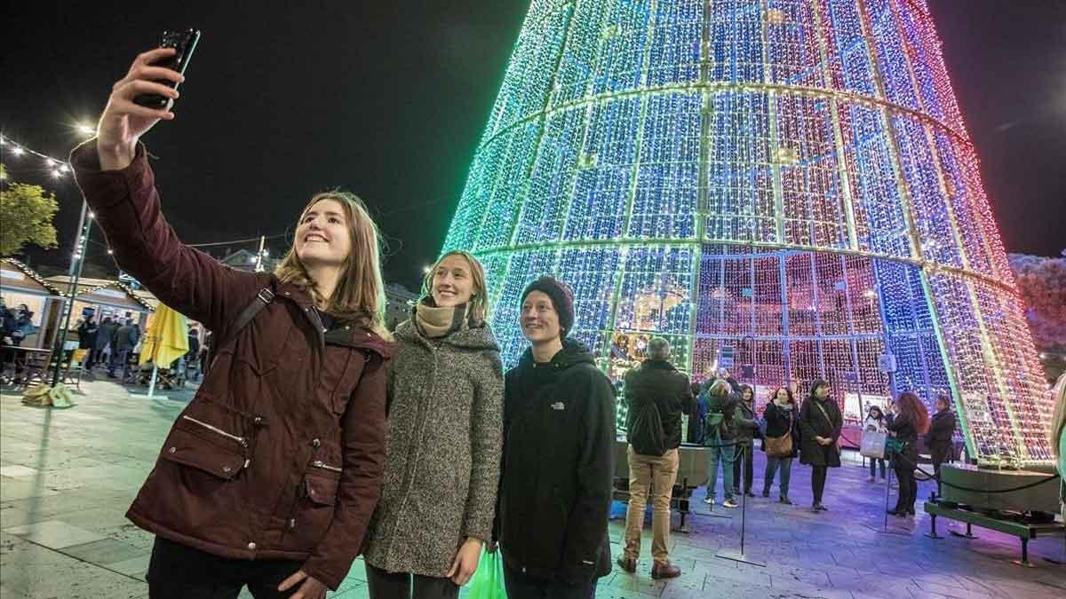 España bate récords de turistas pese a la caída de los principales emisores. En la foto, turistas en la feria de Navidad del Port Vell, en Barcelona.