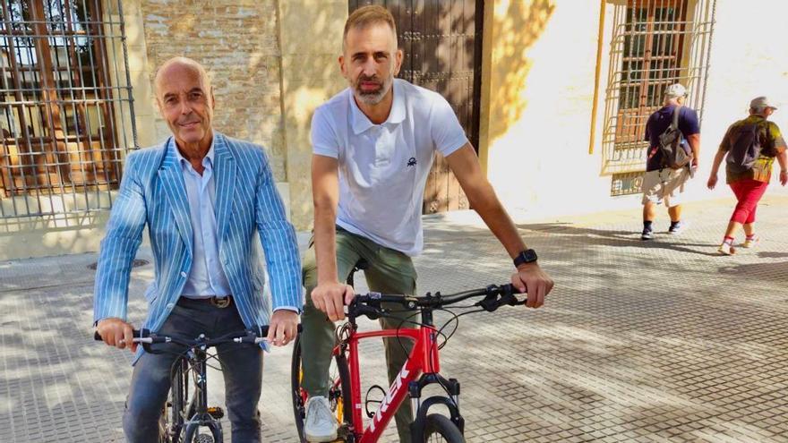 Los concejales del Ayuntamiento de Córdoba, Antonio Hurtado y Ángel Ortiz, en bicicleta.