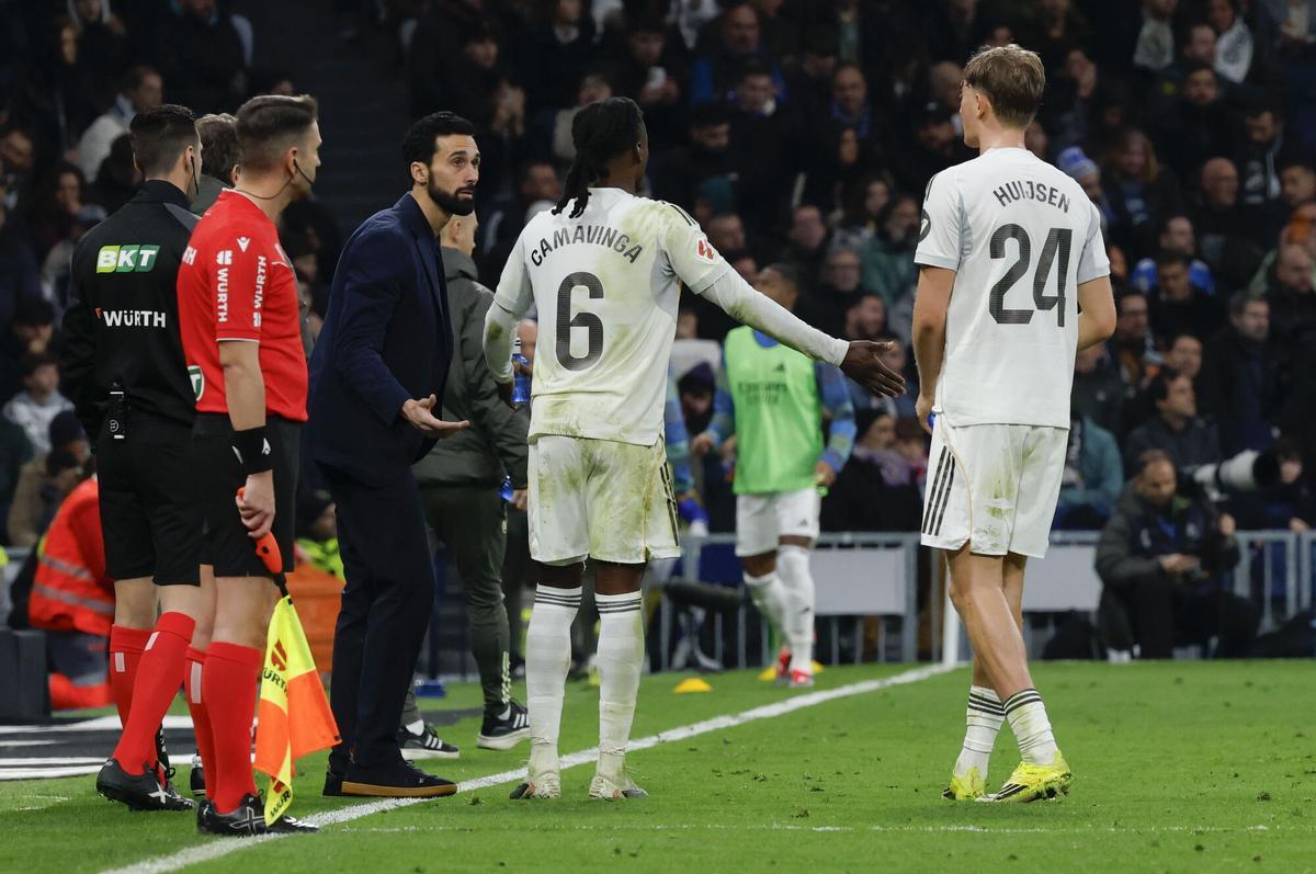 Eduardo Camavinga y Dean Huijsen escuchan a Álvaro Arbeloa durante un partido del Real Madrid en LaLiga.