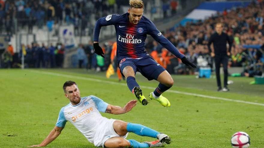 Neymar desborda a un jugador del Olympique de Marsella en un partido de liga. // Jean-Paul Pelissier