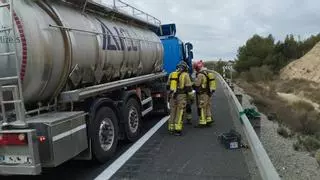 Una fuga de ácido nítrico en un camión provoca cortes de tráfico en la A-7