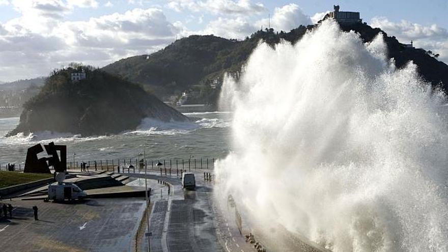Una ola rompe contra el Paseo Nuevo de San Sebastián donde el estado de la mar es de fuerte marejada con áreas de mar gruesa debido al fuerte temporal que sacude estos dias a gran parte del norte peninsular.