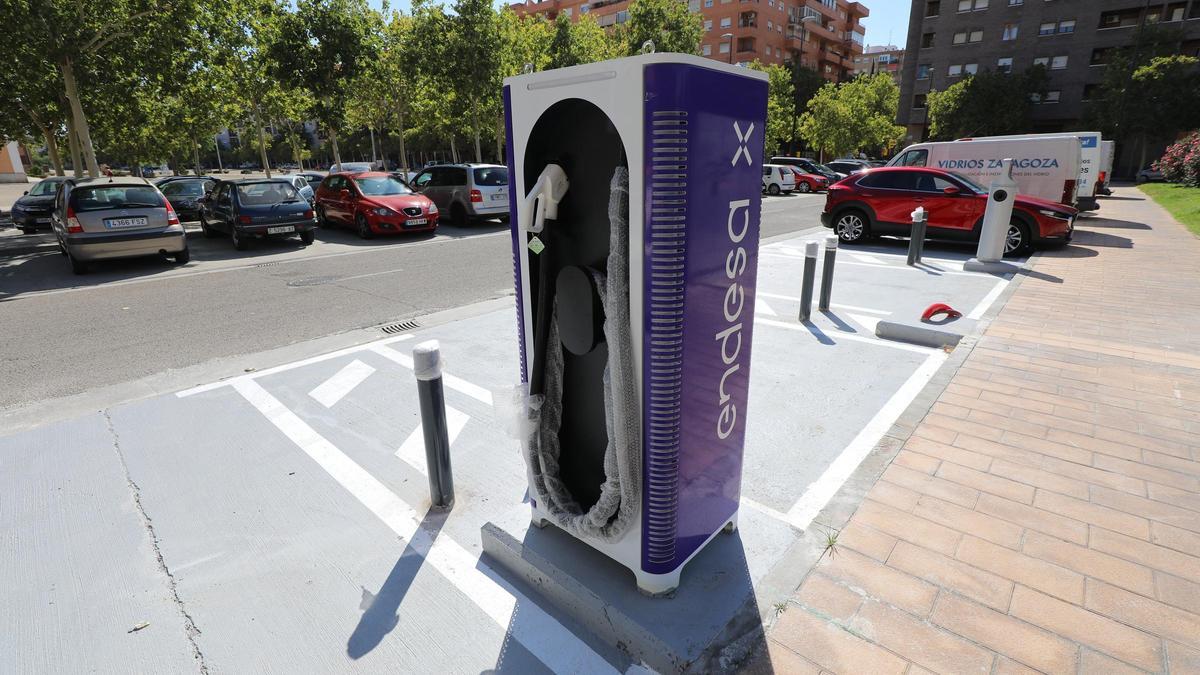 Un punto de recarga para coches eléctricos en Zaragoza.