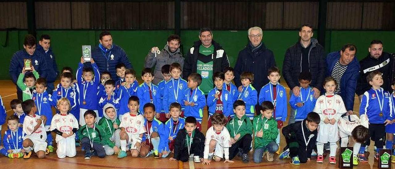 Foto de familia de la mayor parte de los equipos participantes en el campeonato. // Faro