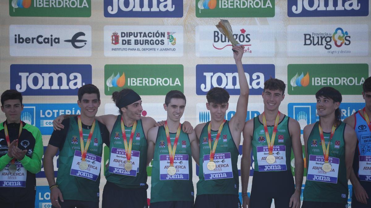Los atletas del Playas, en el podio