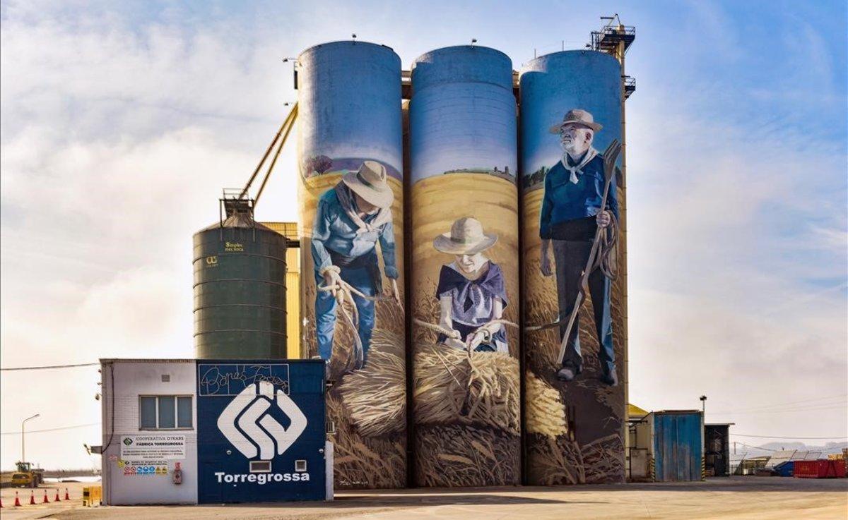 Homenaje a la tradición agrícola en el mural obra de Jofre Oliveras y Nil Safont, sobre los silos de la fábrica de piensos de la Cooperativa d’Ivars, en Torregrossa (Pla d’Urgell).