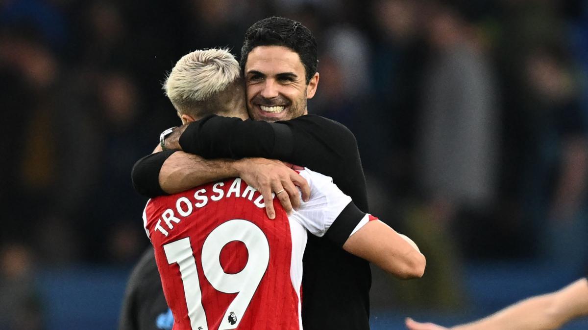 Mikel Arteta se abraza con Leandro Trossard