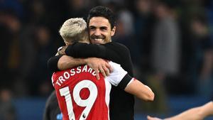 Mikel Arteta se abraza con Leandro Trossard