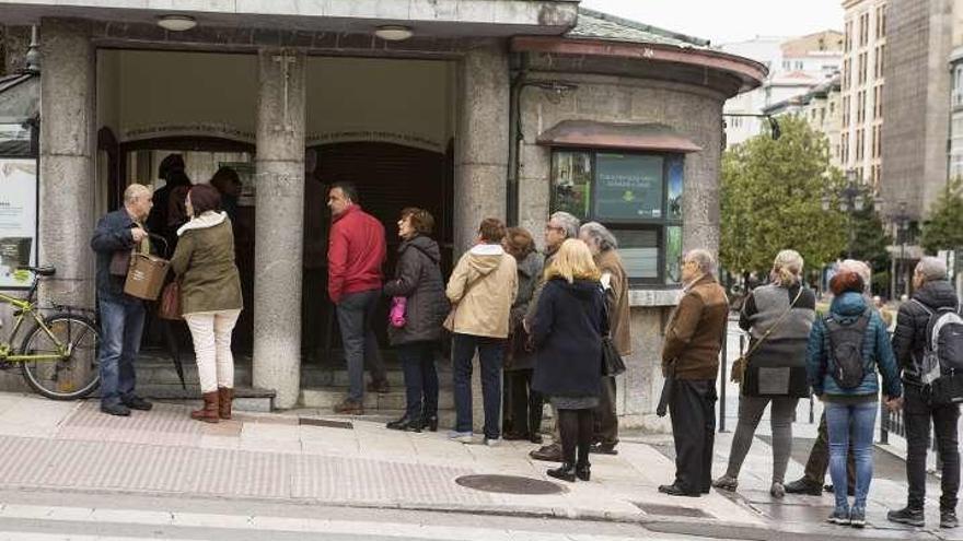 Colas en El Escorialín para llevarse un cubo marrón