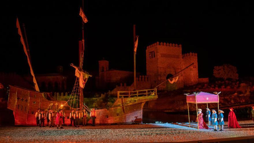 Isabel la Católica recibe arriba a Colón y otros momentos del espectáculo de &#039;El sueño de Toledo&#039;.