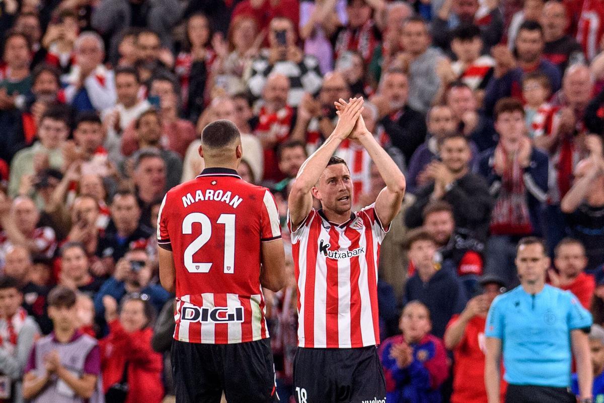 BILBAO, 25/05/2025.- El defensa del Athletic Club de Bilbao Óscar de Marcos (d), es ovacionado en el momento de su sustitución durante el partido de la última jornada de LaLiga EA Sports, entre el Athletic Club y el FC Barcelona, este domingo en el estadio de San Mamés. EFE/ Javier Zorrilla