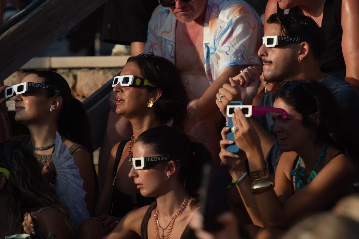 Decenas de personas durante el eclipse solar total de 2026, a 12 de agosto de 2026, en Ibiza, Islas Baleares (España). Este es el primer eclipse total de Sol visible desde la península Ibérica en más de un siglo. La franja de totalidad cruza España de oeste a este y pasa por numerosas capitales de provincia, desde donde se podrá vislumbrar el primer fenómeno del denominado ‘trío de eclipses’, pues el 2 de agosto de 2027, otro eclipse total cruzará España, y el 26 de enero de 2028 se producirá un eclipse anular. 12 AGOSTO 2026;ECLIPSE;SOL;ECLIPSE TOTAL;LUNA;PARCIAL;ASTRONOMÍA;CIENCIA; Germán Lama / Europa Press 12/08/2026. Germán Lama;