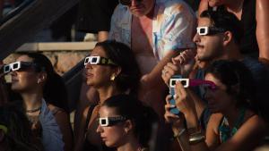 Decenas de personas durante el eclipse solar total de 2026, a 12 de agosto de 2026, en Ibiza, Islas Baleares (España). Este es el primer eclipse total de Sol visible desde la península Ibérica en más de un siglo. La franja de totalidad cruza España de oeste a este y pasa por numerosas capitales de provincia, desde donde se podrá vislumbrar el primer fenómeno del denominado ‘trío de eclipses’, pues el 2 de agosto de 2027, otro eclipse total cruzará España, y el 26 de enero de 2028 se producirá un eclipse anular. 12 AGOSTO 2026;ECLIPSE;SOL;ECLIPSE TOTAL;LUNA;PARCIAL;ASTRONOMÍA;CIENCIA; Germán Lama / Europa Press 12/08/2026. Germán Lama;