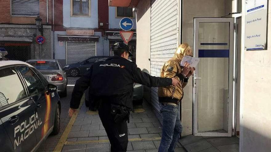 Alejandro G. M., ayer, entrando en los Juzgados de Langreo.