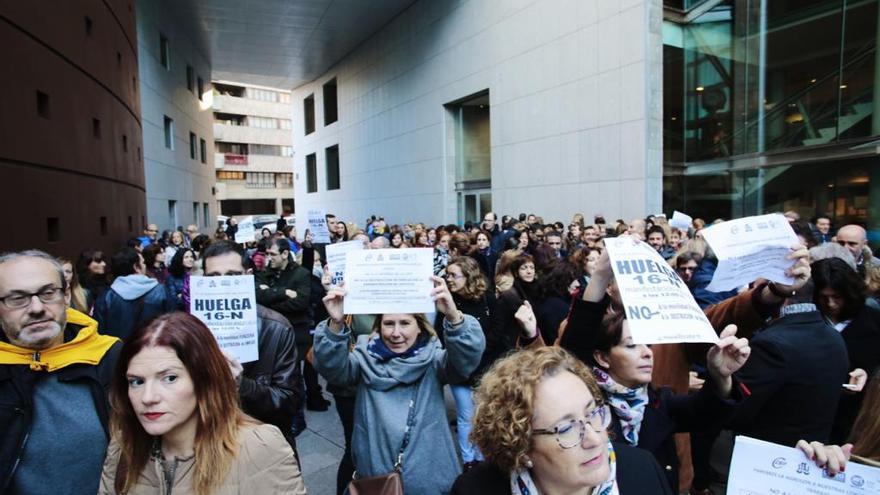 Funcionarios concentrados ante los Juzgados de Oviedo.