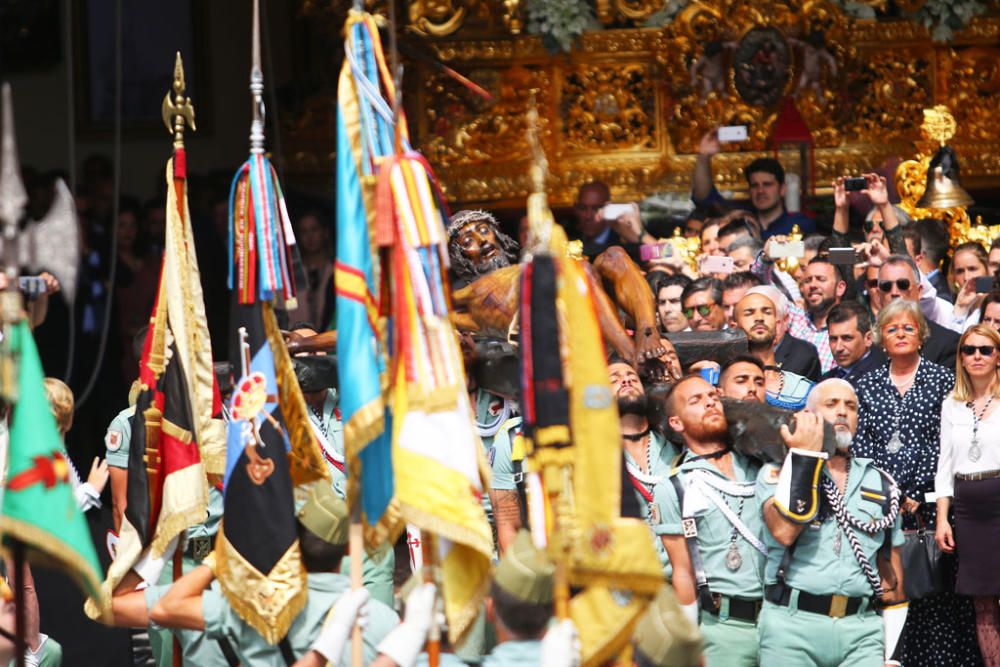 El traslado del Cristo de la Buena Muerte a cargo de la Legión volvió a congregar a numeroso público en la explanada de Santo Domingo