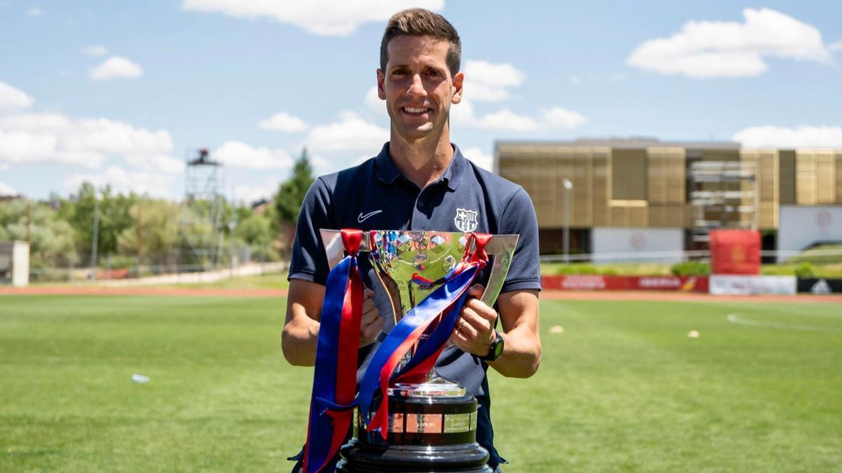 Albert Sánchez, con la Copa de Campeones