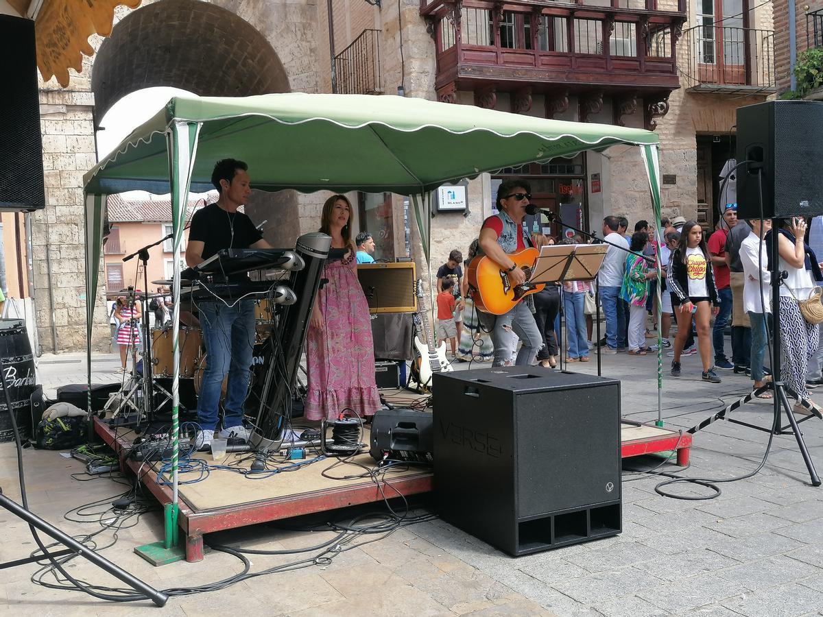 El grupo &quot;El Bloom&quot; ameniza el último vermú musical de las fiestas