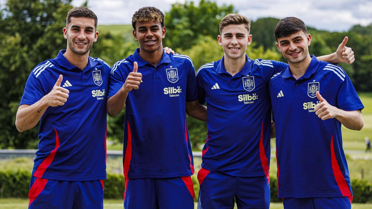 Los cuatro futbolistas azulgranas de España posan para SPORT