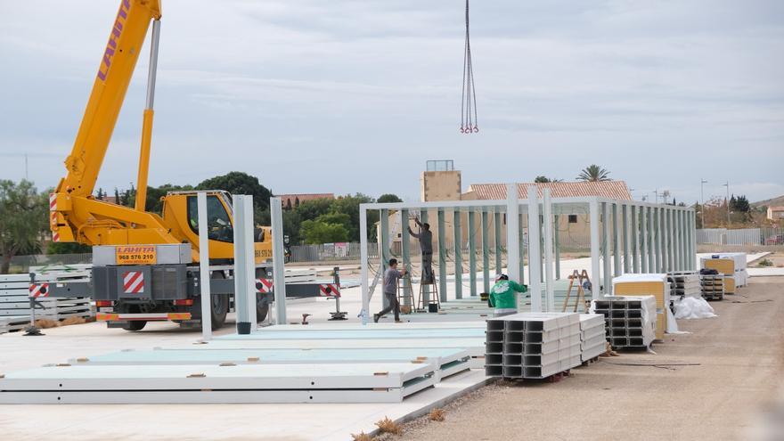 Educación inicia la instalación de las prefabricadas del IES García Berlanga de Sant Joan