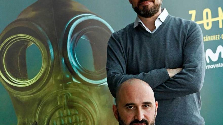 Alberto (de pie) y Jorge Sánchez-Cabezudo, los creadores de &quot;La Zona&quot;, ayer, en Gijón, antes del preestreno de los dos primeros capítulos de la serie en el teatro de la Laboral.