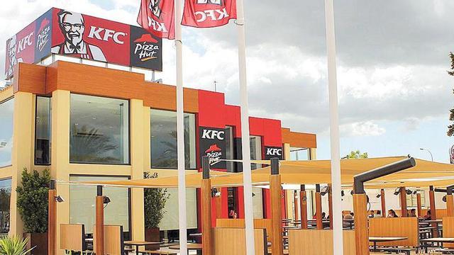 Los restaurantes están abiertos actualmente de 12 a 12 y los fines de semana hasta la una.
