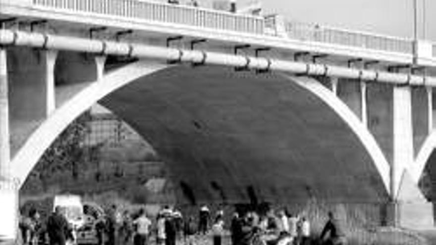 Un hombre, herido grave tras caer con su furgoneta del puente de la Universidad