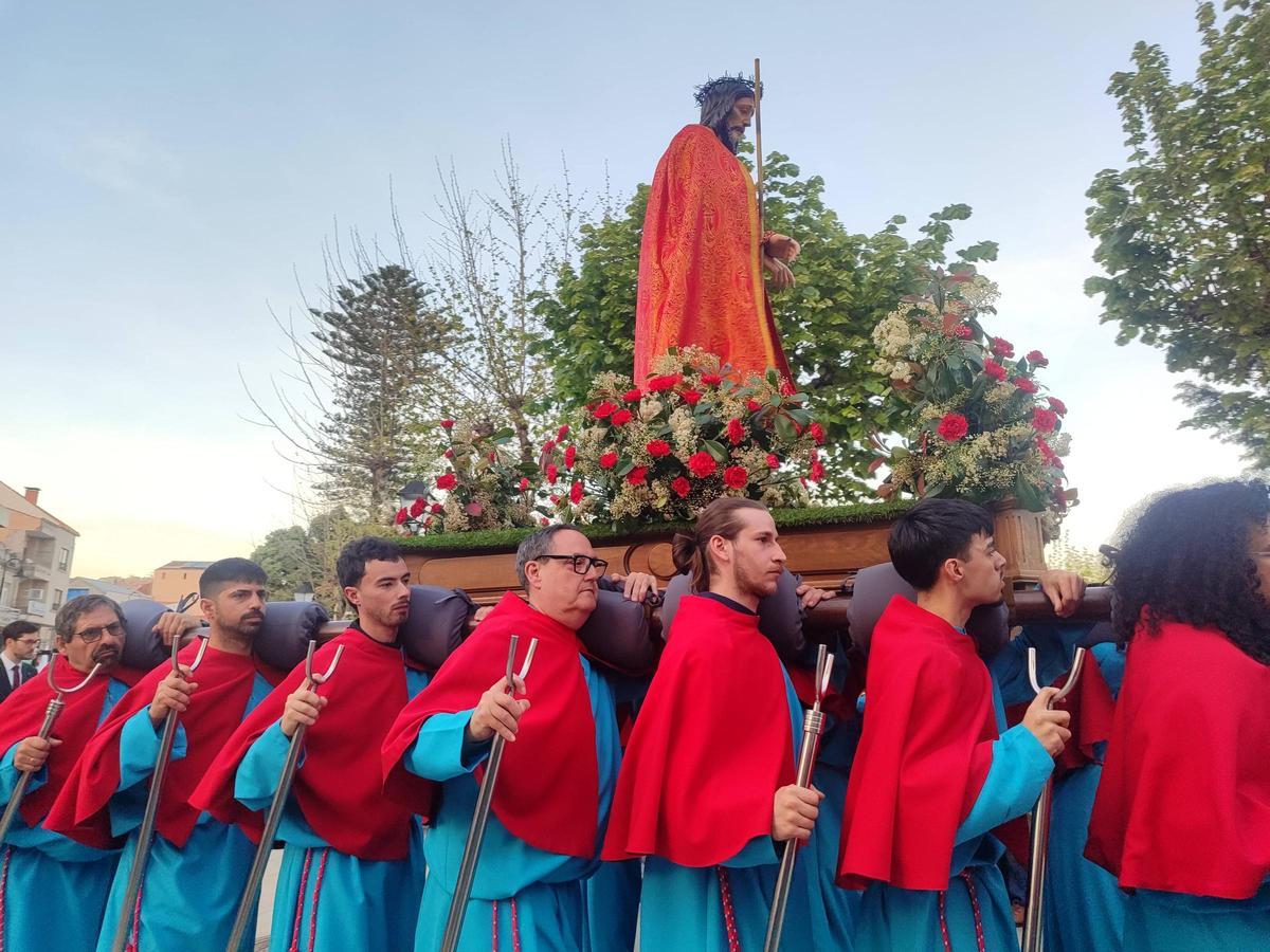 La solemne y espectacular procesión de la Santa Cena, en el Jueves Santo de Cangas