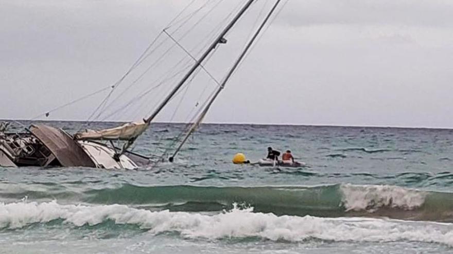 Rettungsschwimmer retten Skipper in Cala Millor aus sinkendem Boot