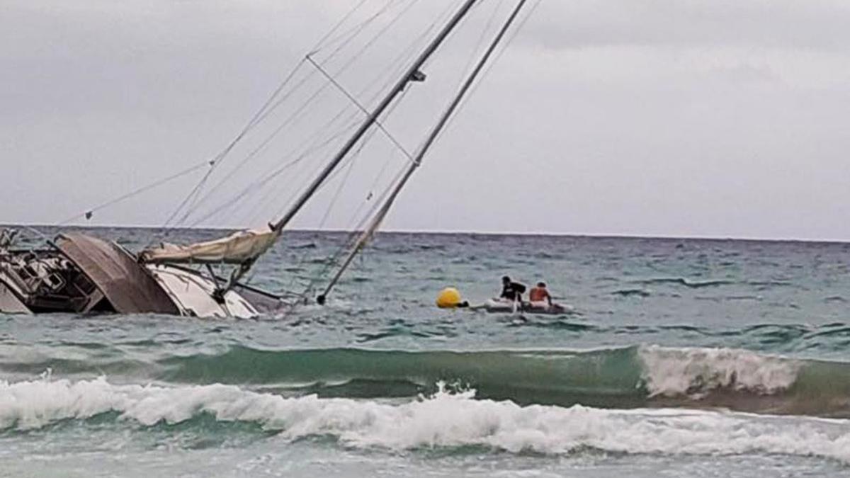 Rettungsschwimmer bringen Insassen eines Bootes vor Cala Millor in Sicherheit.