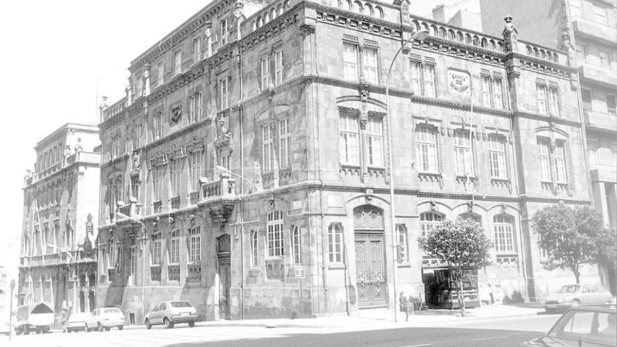 La Escuela de Artes y Oficios situada, desde el año 1900, en la calle García Barbón.