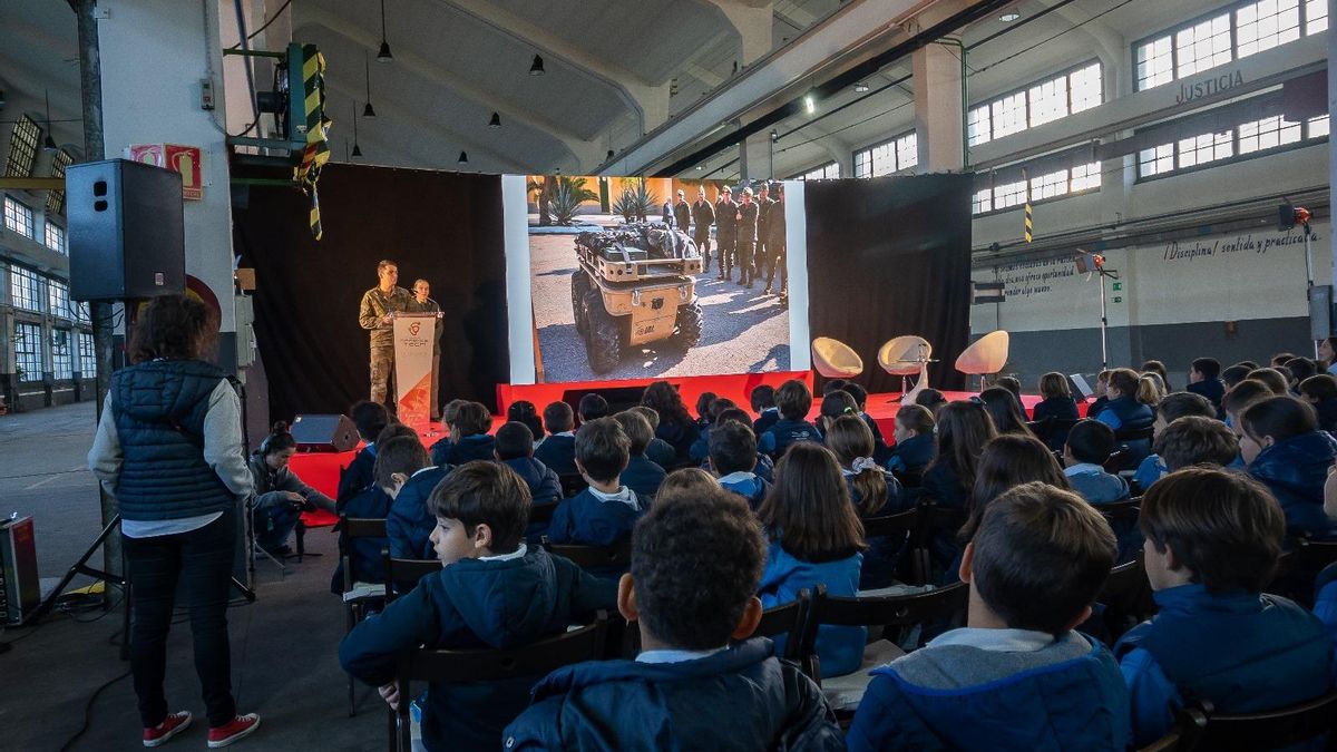 Visitas escolares a la exposición de Defensa en La Vega