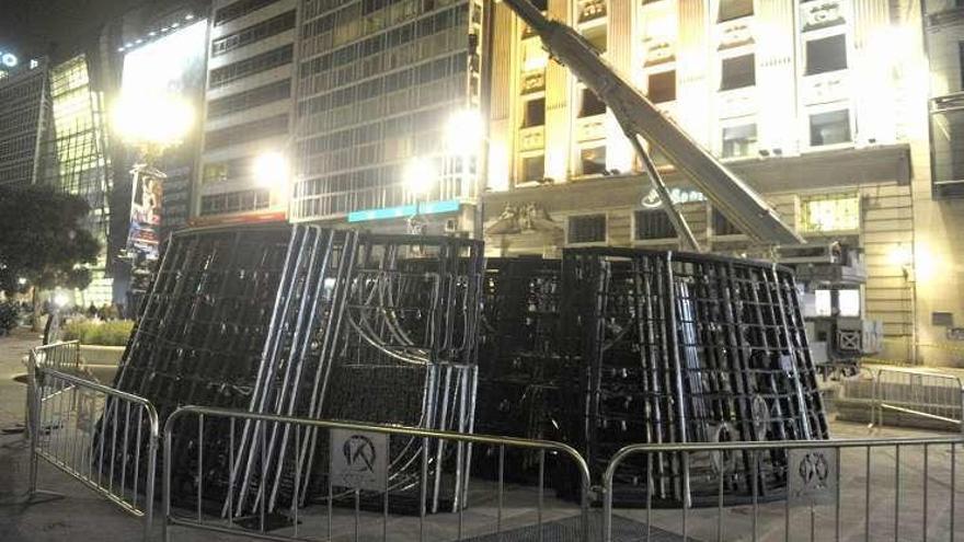 Instalación del árbol de Navidad, junto al Obelisco.