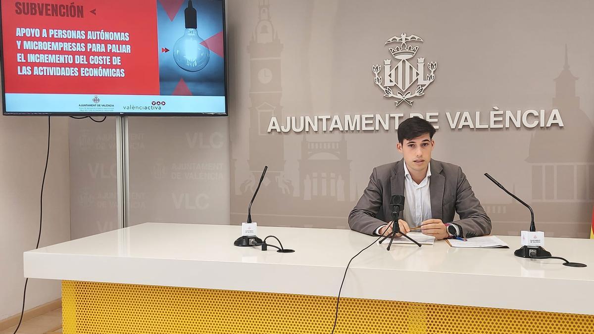 Borja Sanjuan durante la rueda de prensa en València.
