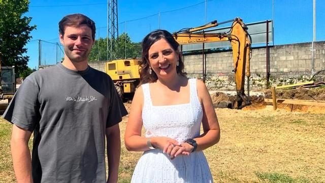 Rubén García y Sandra González, frente al nuevo equipamiento en construcción.