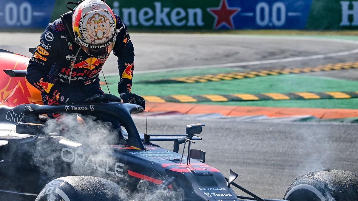 Verstappen junto a su Red Bull tras el accidente
