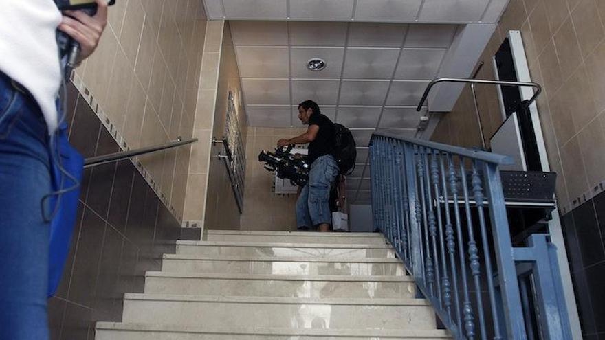 El cadáver de la joven fue hallado en el interior del portal de la vivienda de sus padres.