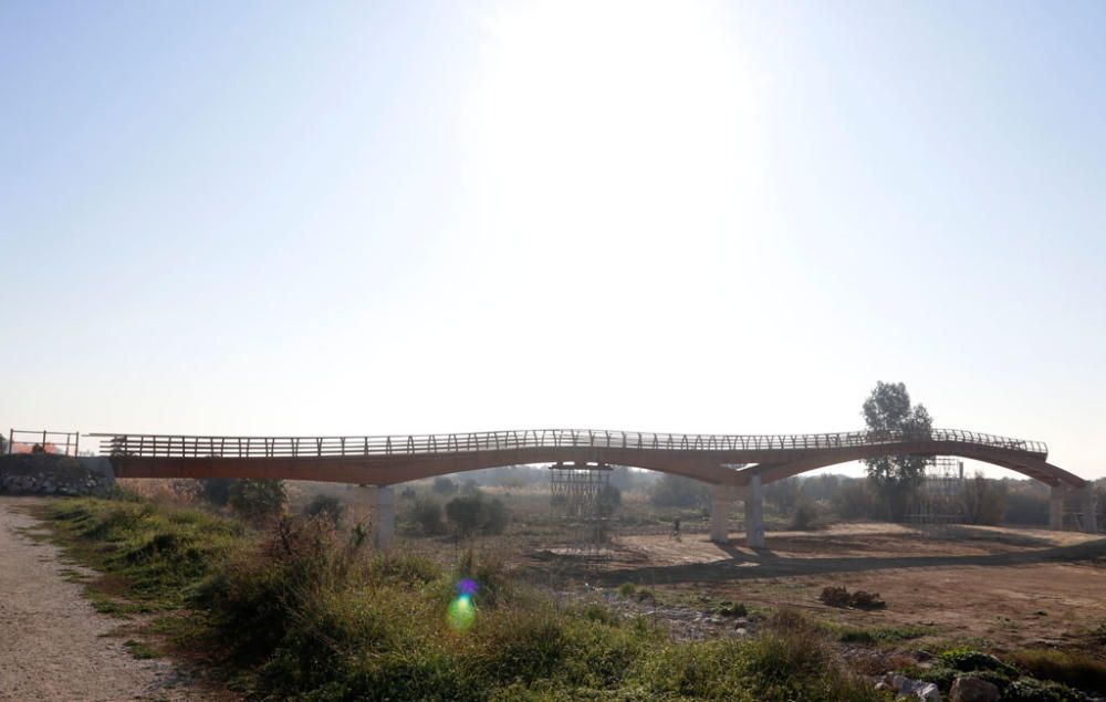 La instalación del último tramo del puente de madera sobre el río Guadalhorce comienza este martes 18 de febrero.