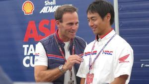Alberto Puig, a la izquierda, conversa con el expiloto japonés Hiroshi Aoyama, uno de sus ayudantes en la Asia Talent. Cup.