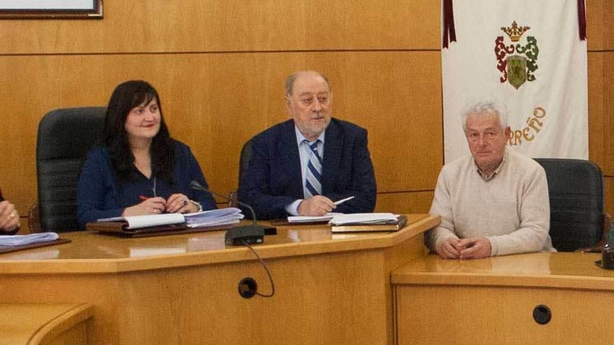 Amelia Fernández, Gabino de Lorenzo y Manuel Noceda, concejal de Medio Rural, en el salón de plenos tras el encuentro de ayer.