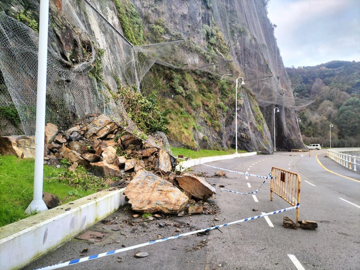 Material acumulado en una zona de aparcamiento tras el argayo.