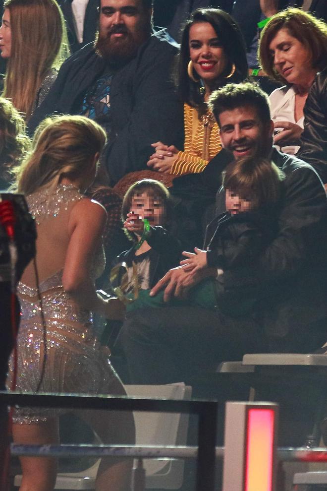 Shakira y Piqué en la grada de los premios 40 con Sasha y Milan