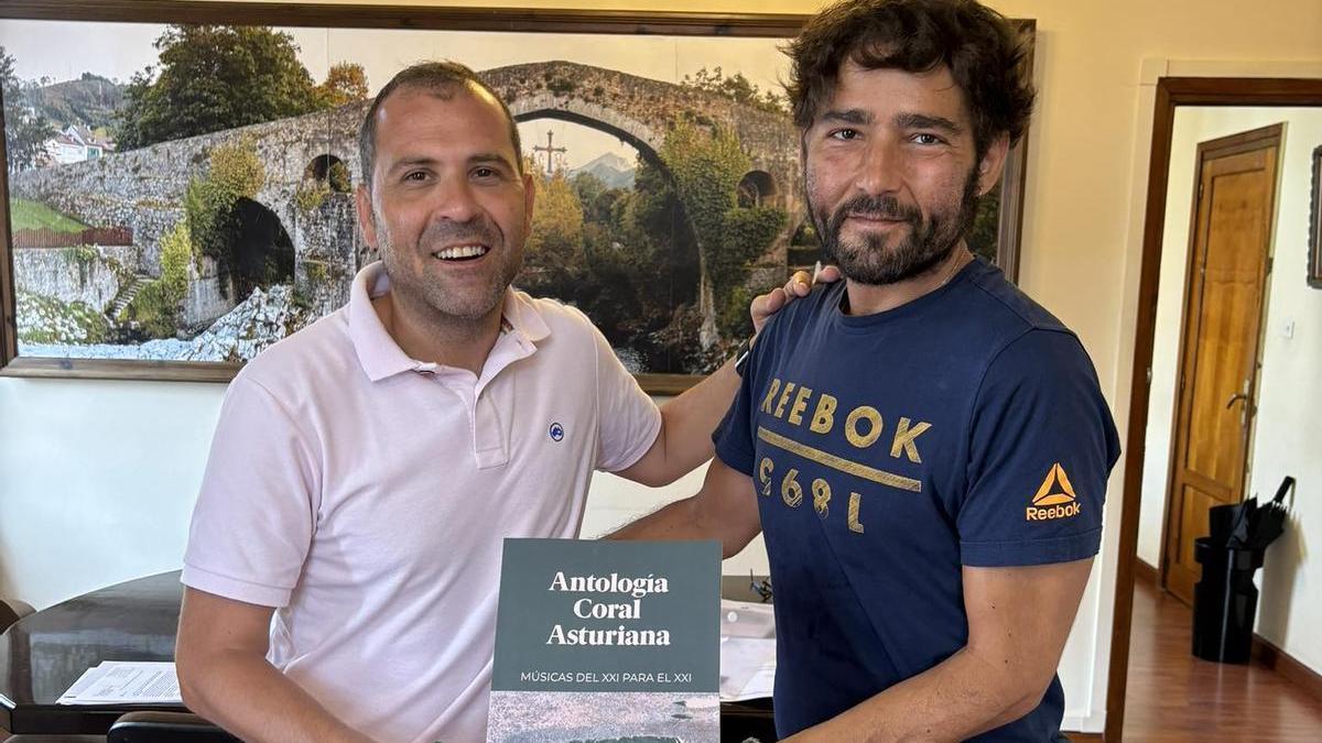 El alcalde cangués –izquierda– y el autor del libro.