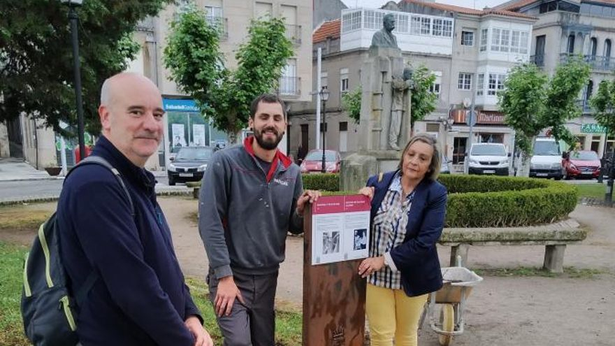 La concejala Aurora Prieto, con miembros de A Citania en los jardines de Félix Soage. | // FDV