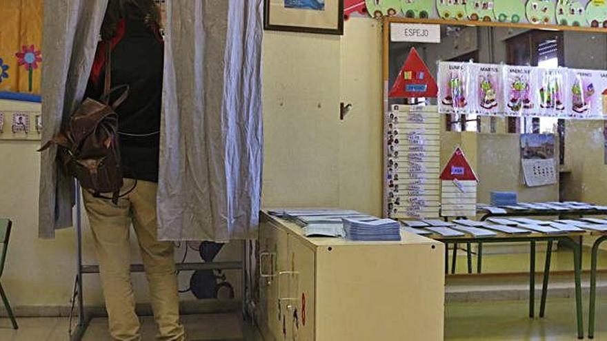 Una mujer, en una cabina de votación de las últimas elecciones.