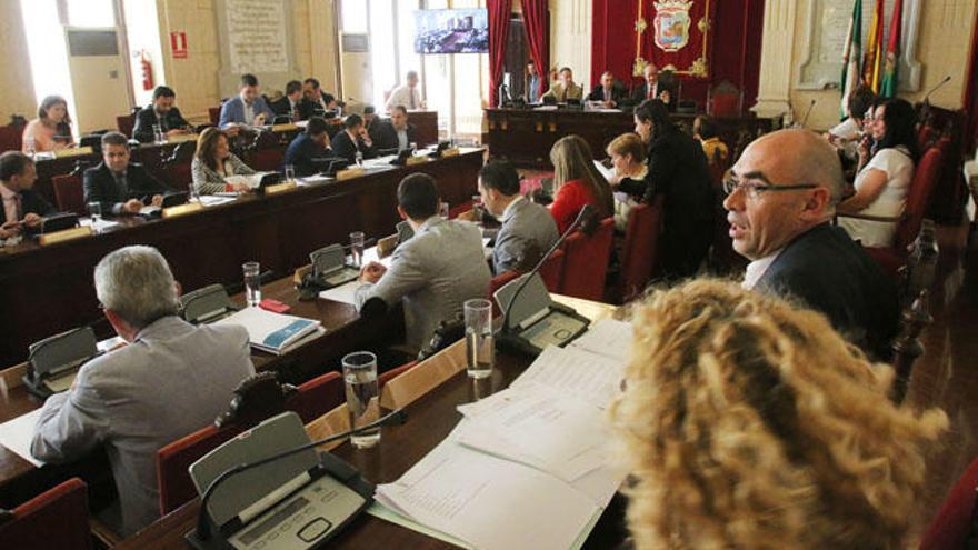 Vista general del pleno municipal, con muchas caras nuevas y ganas de bronca.