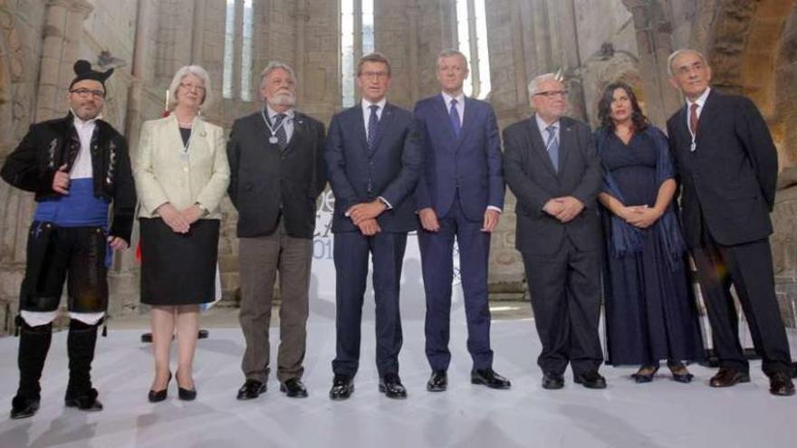 De izquierda a derecha, Hugo López Arias (Cántigas da Terra), Teresa Miras Portugal, Alfredo Conde, Alberto Núñez Feijóo, Alfonso Rueda, Xosé Antonio Vilaboa, Eva María Fernández Cabado (Cántigas da Terra) y Xerardo Estévez, ayer, en las Medallas Castelao.