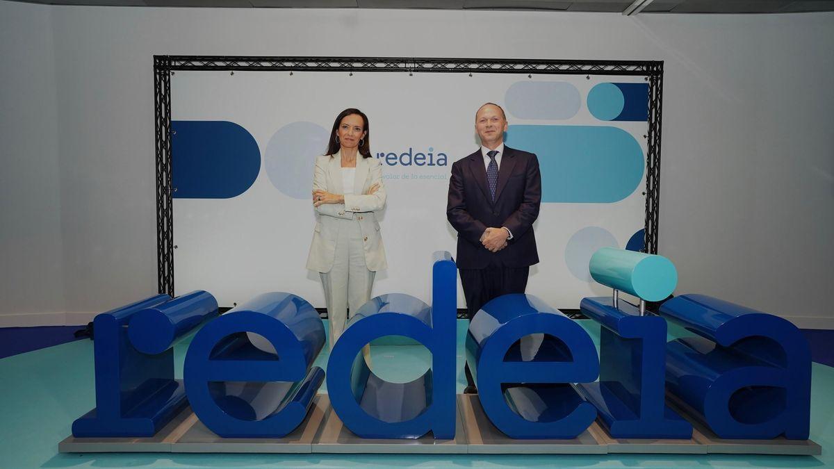 La presidenta y el consejero delegado de Red Eléctrica, Beatriz Corredor y Roberto García Merino, con las letras de nuevo nombre de la empresa, Redeia. / REDEIA